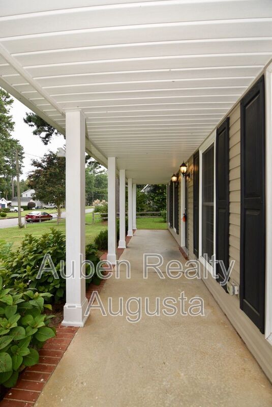 Foto del edificio - 490 Pheasant Run Dr