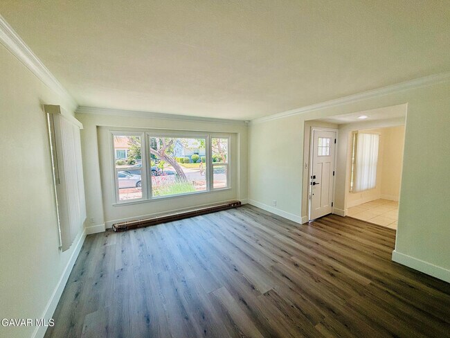 Foto del edificio - 6534 Balcom Ave