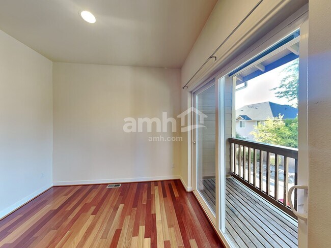 Foto del edificio - 7337 Rainier Dr