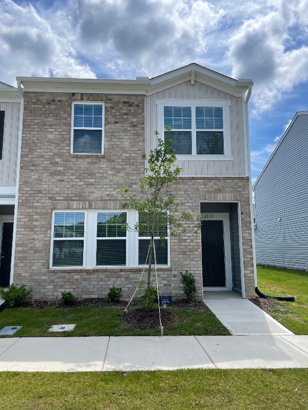 Building Photo - 2111 Gln Xing Dr