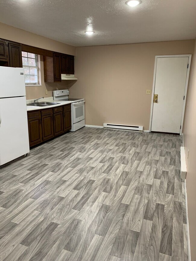 Building Photo - 3 Bedroom 1 Bath House in Davisville