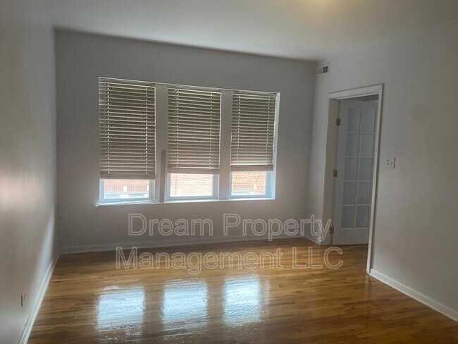 Foto del edificio - 1305 E 71st Pl