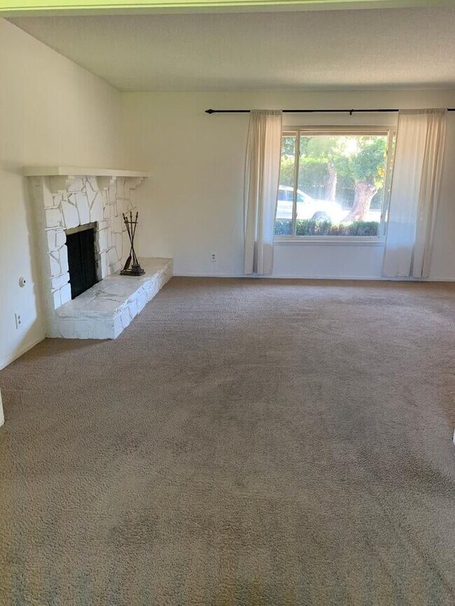 Building Photo - Hidden Valley 3 Bedroom Home - Available Now