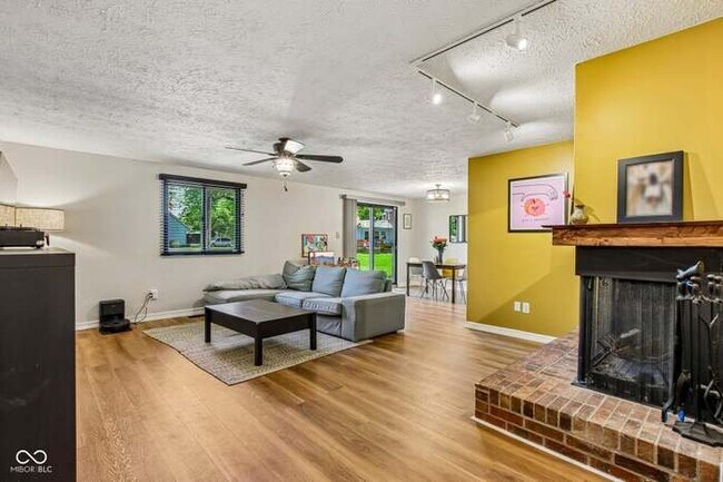 Foto del edificio - 8047 Pebble Creek Ct