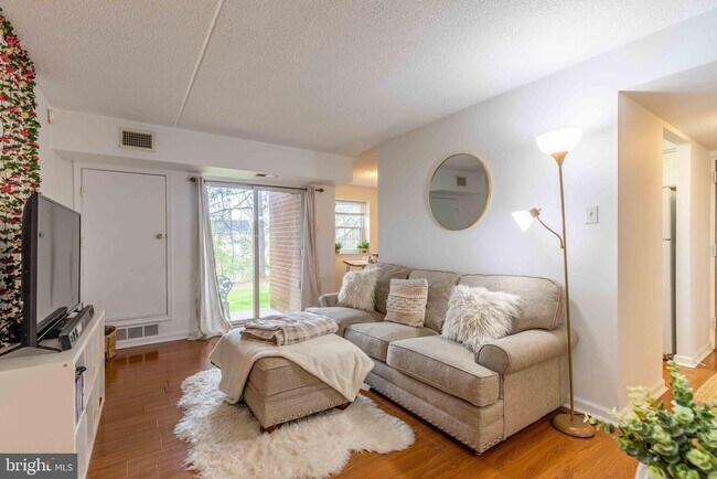 Building Photo - 3307 Valley Dr