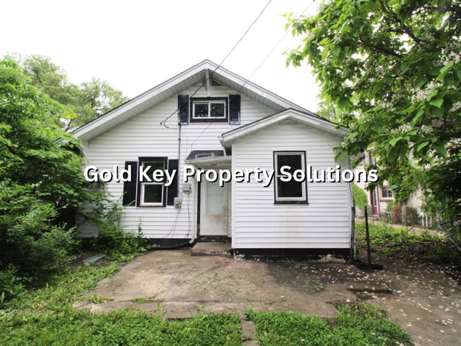 Building Photo - REDUCED PRICE!! Spacious 3 BR 1 BA House with Dining Room and Fenced Backyard. (SECTION 8 APPROVED)