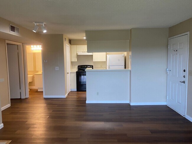 Building Photo - Wonderful 1 Bedroom/1 Bathroom Gated Condo...