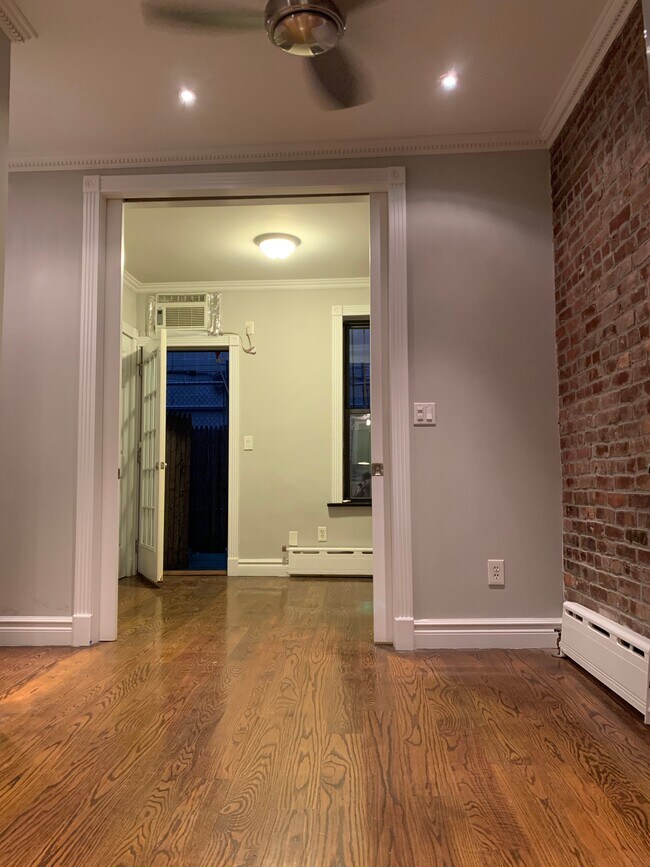 Foto del edificio - 345 W 53rd St