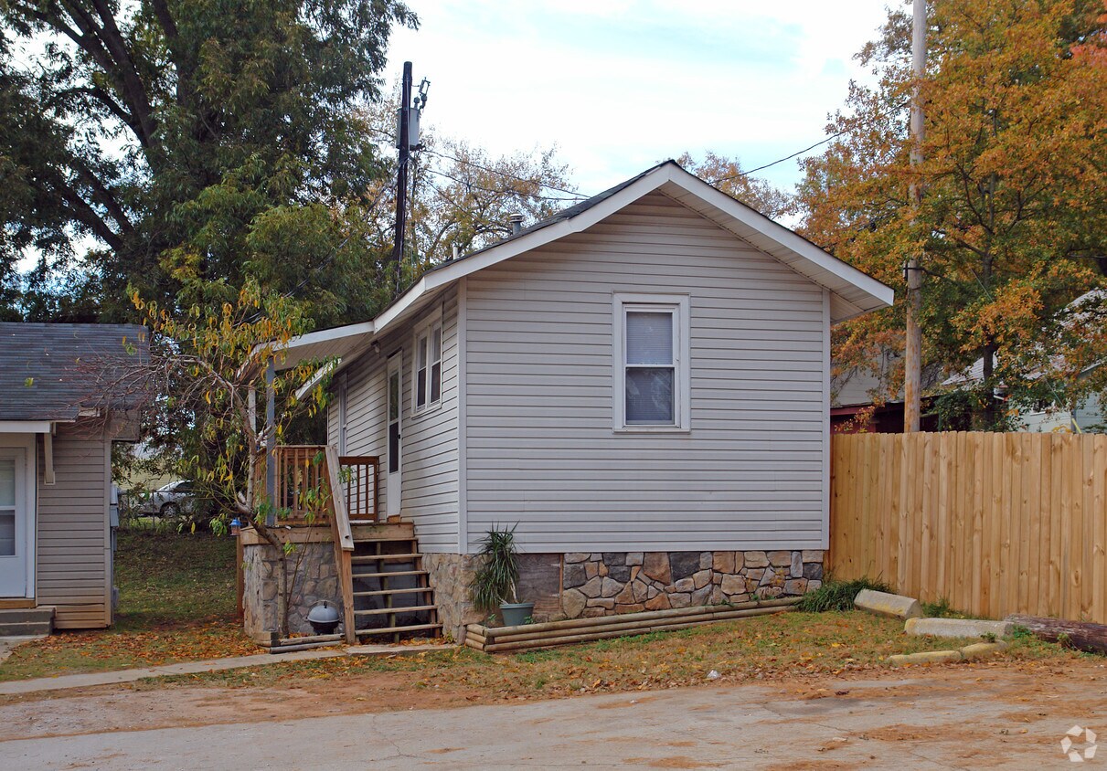 Building Photo - 300 Smythe St
