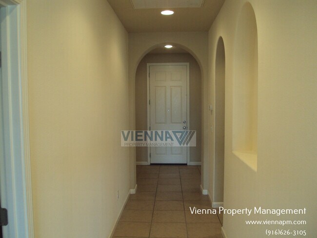 Building Photo - Cute 2 Bedroom Home in Gated Community
