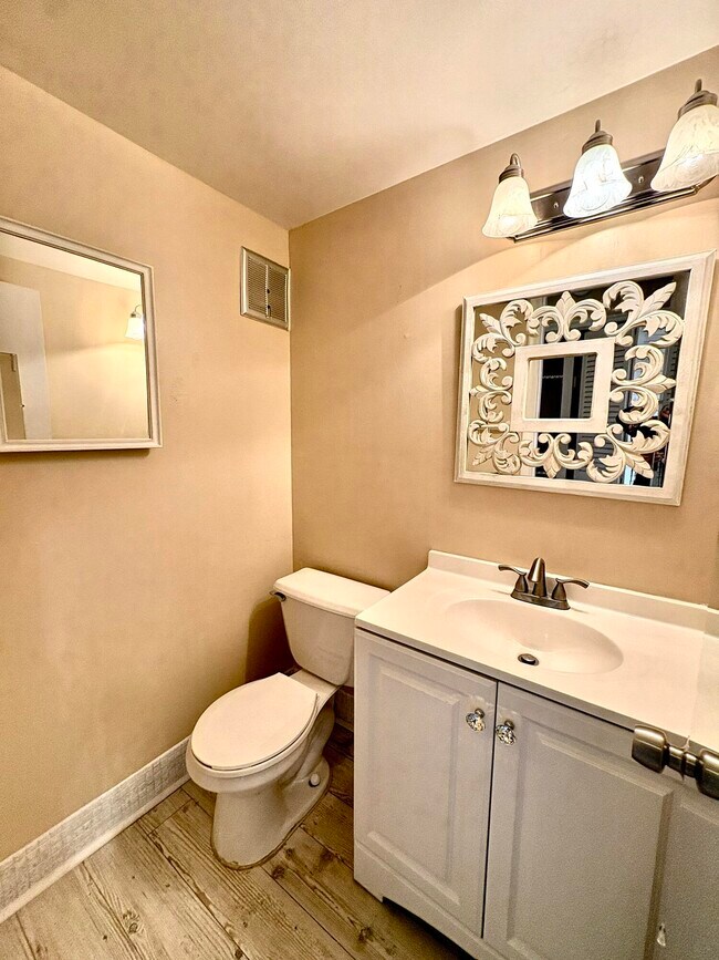 Building Photo - 39 Waltham B