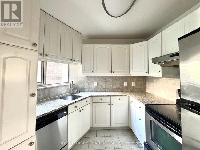 Building Photo - 9-609 Deer Park Crescent