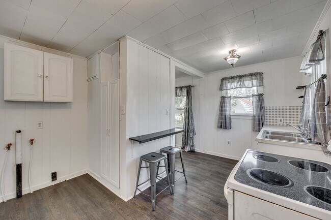 Building Photo - Super cute 2 bedroom one bath home in the ...