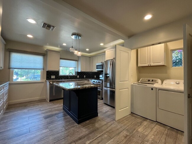 Building Photo - Open floorplan, office + great backyard - ...