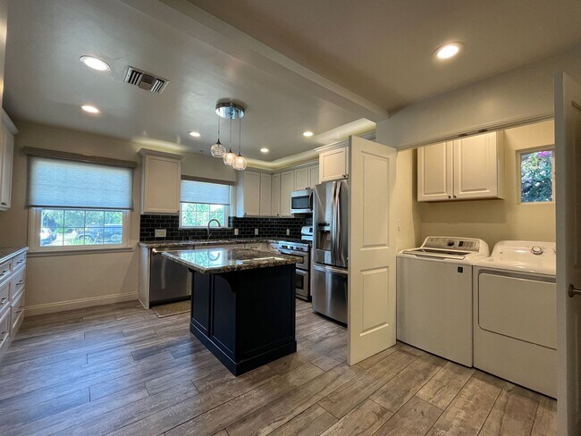 Foto del edificio - Open floorplan, office + great backyard - ...