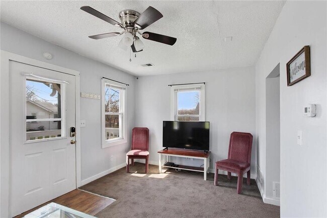 Building Photo - 4206 NE 43rd Ter