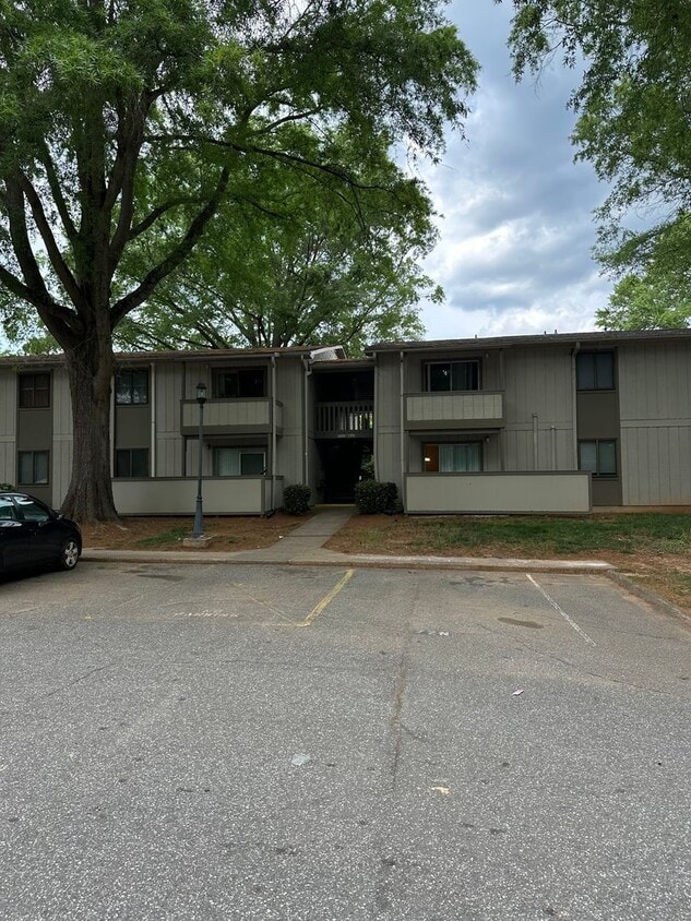 Building Photo - Upper level 1 bedroom/1 bath Condo availab...