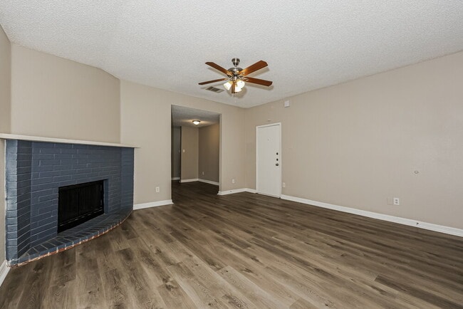 Building Photo - 621 Hollyberry Dr