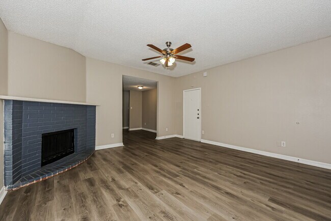 Foto del edificio - 621 Hollyberry Dr