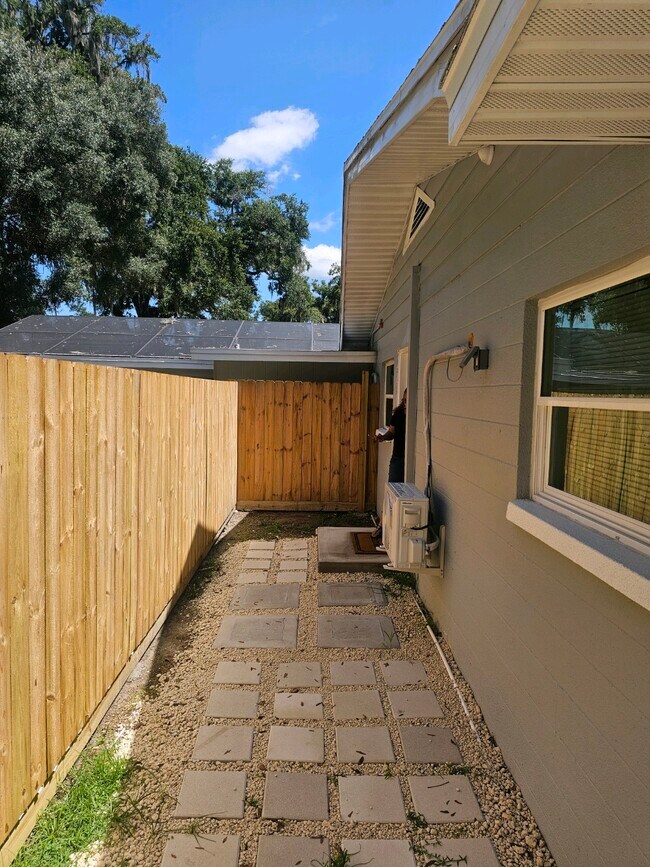 Walk towards the door - 4002 Thonotosassa Rd