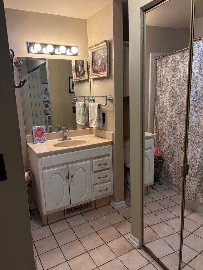 Building Photo - 940 S Cedar St