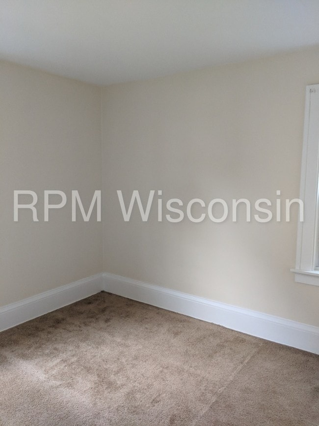 Building Photo - Lower Duplex- West Allis