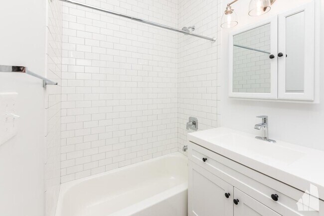 Building Photo - 3 bedroom in Chicago IL 60647