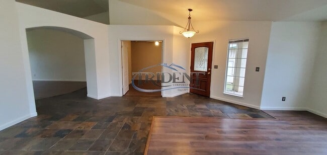 Building Photo - Beautiful Yuba City home on a large lot