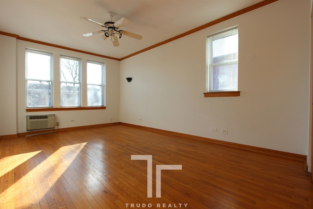 Primary Photo - 648 W Buckingham Pl