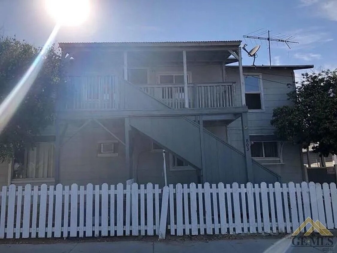 Primary Photo - Upstairs Apartment in Taft