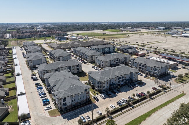 Exterior de la comunidad - Lakecrest Apartments
