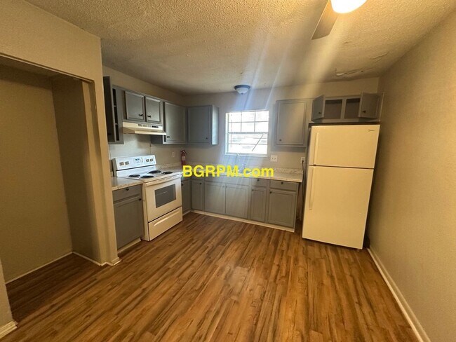 Foto del edificio - Fully Furnished 4 Bdrm Home