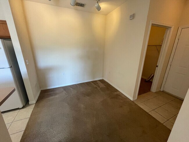 Building Photo - 1 Bed/1 Bath, 3rd Floor condo at Villa Val...