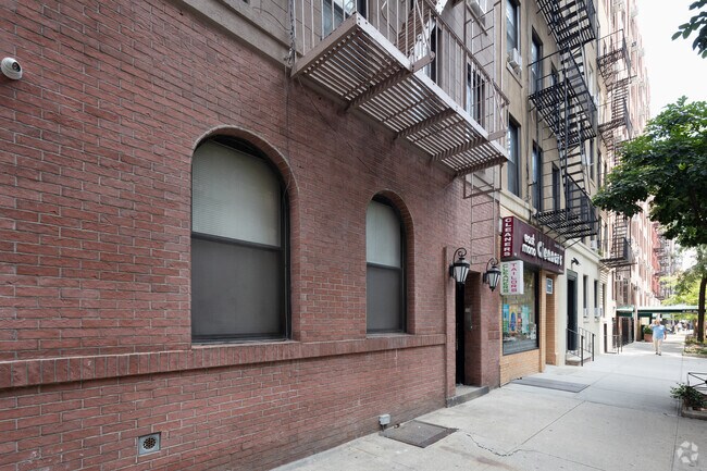 Entrance - 105 E 88th St