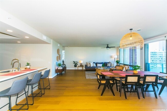 Building Photo - 1551 Ala Wai Blvd