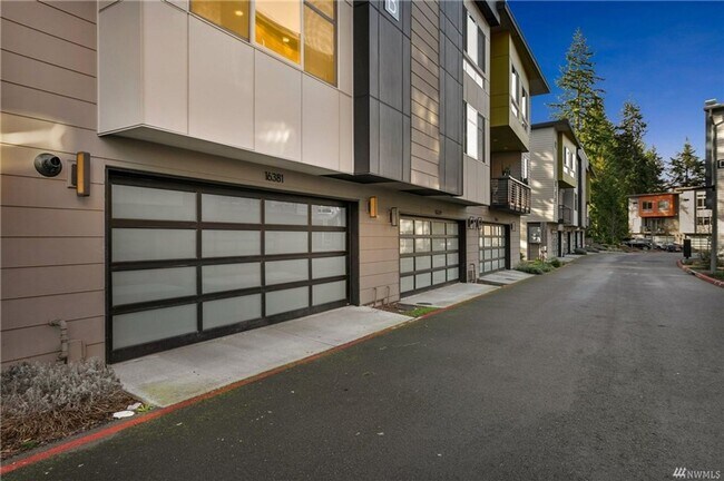 Foto del edificio - Stunning modern townhome 3 bedroom 3 bath ...