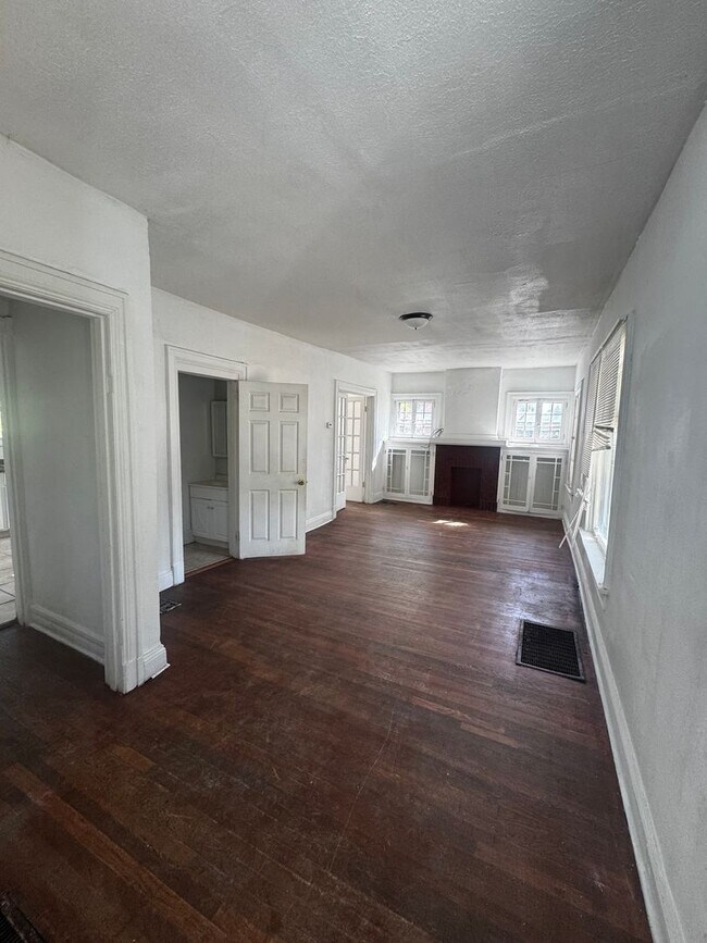 Building Photo - 5 Bedroom 2 bath