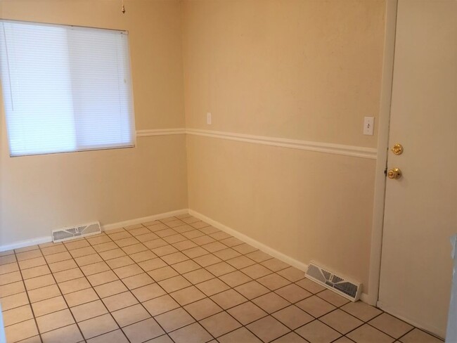 Foto del edificio - 5 Bed 2 Bath off N.Academy/Constitution