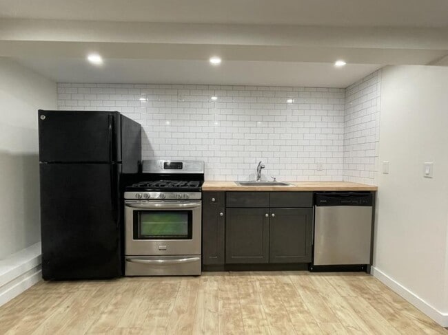 Building Photo - 2 bedroom in Brooklyn NY 11218