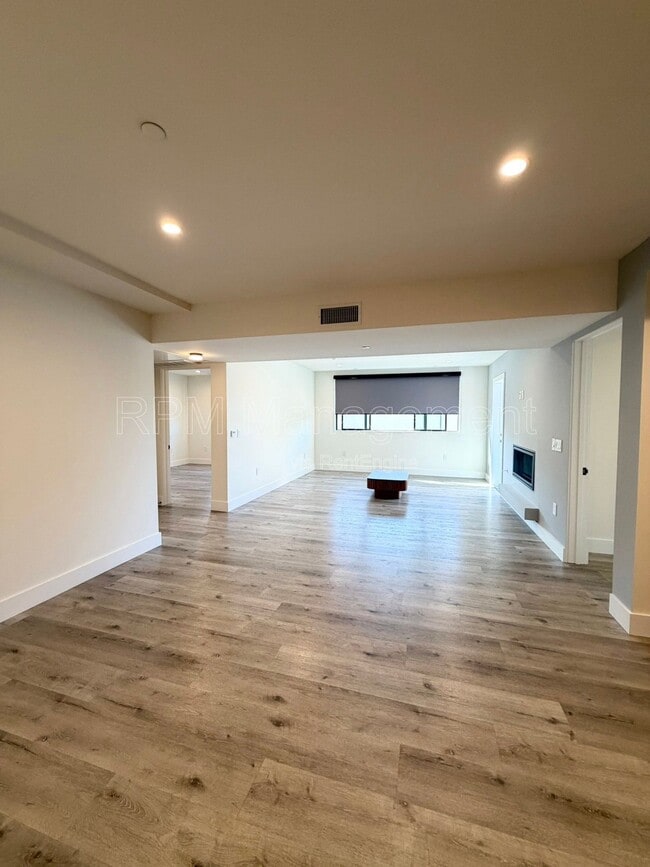 Building Photo - 5923 Laurel Canyon Blvd