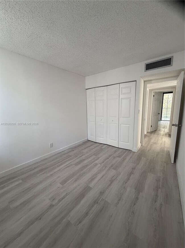 Building Photo - 20200 W Country Club Dr