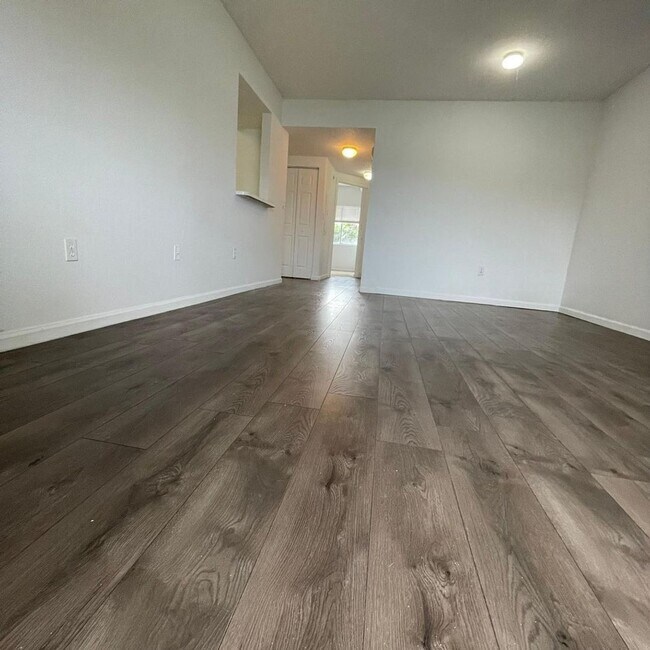 Foto del edificio - 1157 Golden Lakes Blvd