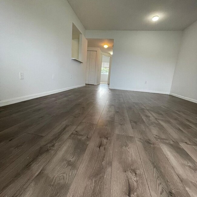 Building Photo - 1157 Golden Lakes Blvd