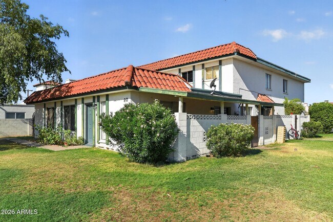 Foto del edificio - 2132 W Glenrosa Ave