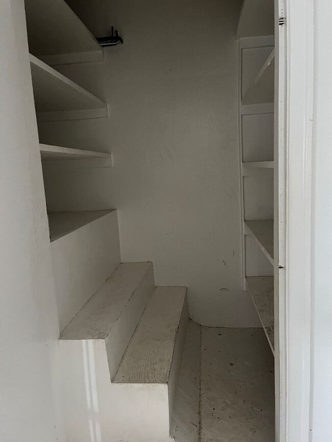 Building Photo - Charming Upstairs Apartment