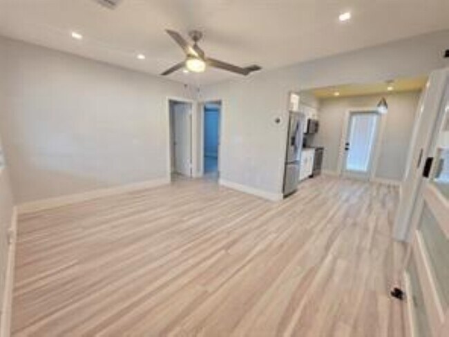 Building Photo - 250 NE 42nd Ct