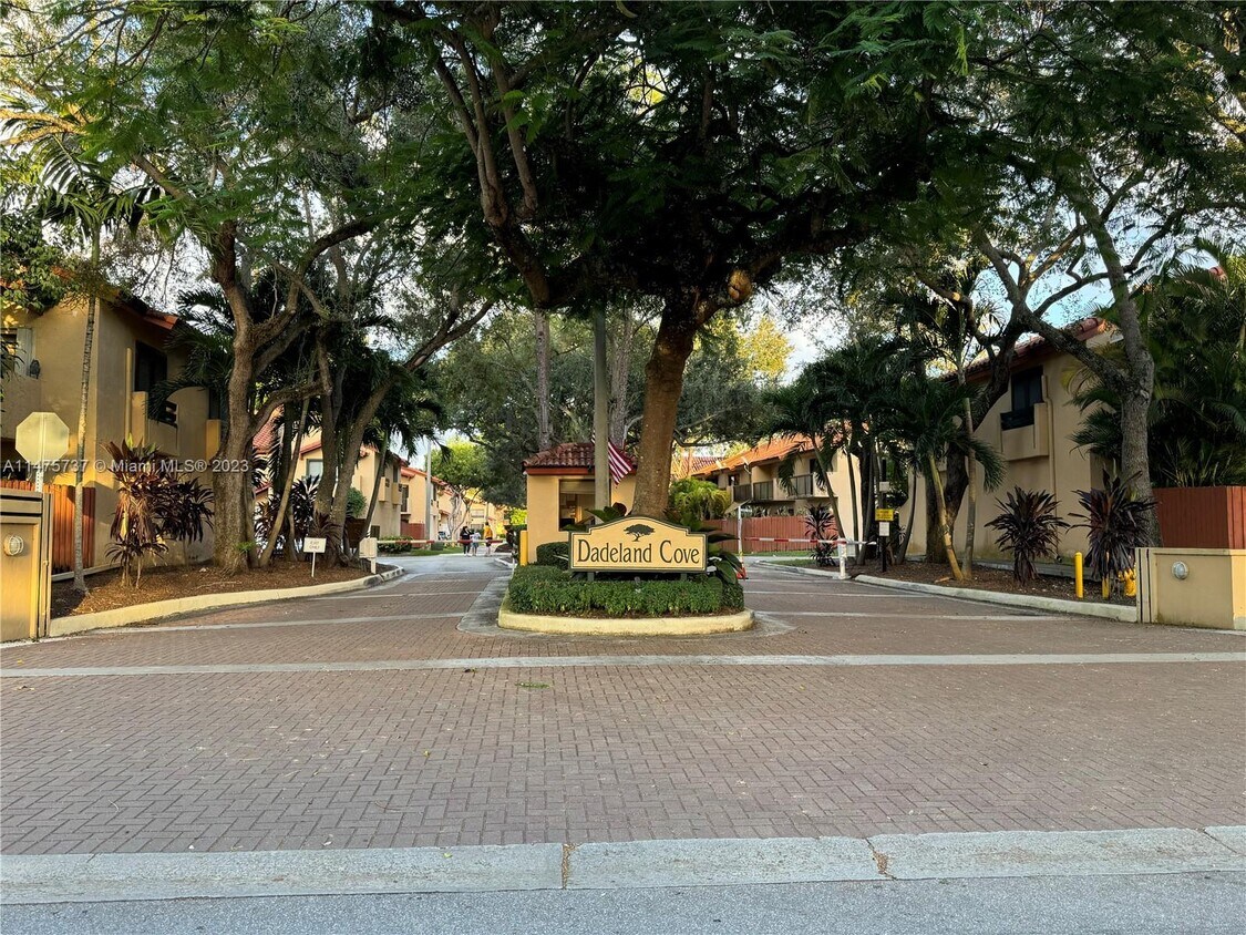 Foto principal - 10043 SW 77th Ct