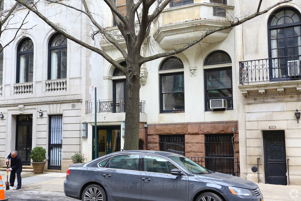 Building Photo - 7 E 74th St