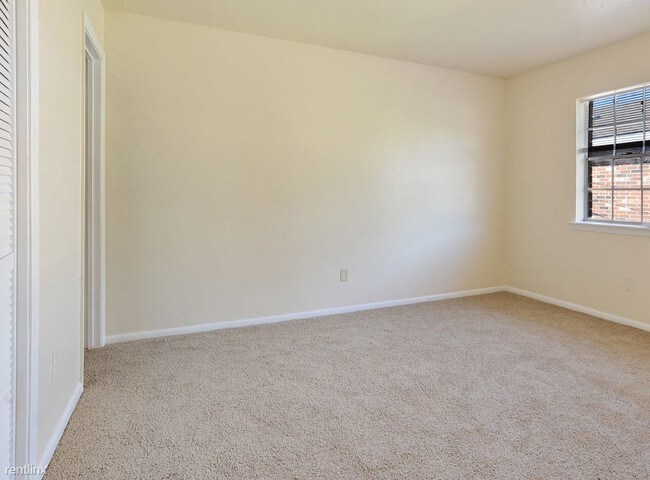 Building Photo - 3252 Kabel Dr