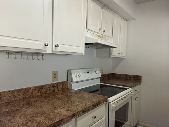 Building Photo - Light filled 3bd/1.5ba with hardwood throughout